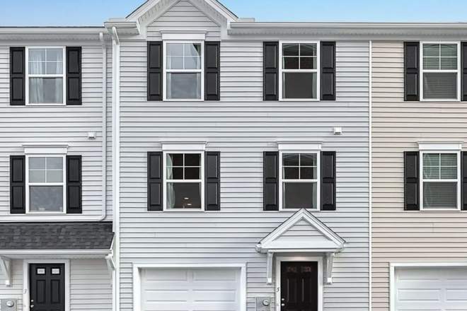 Exterior - Modern Townhome 15min to Campus & Hospital