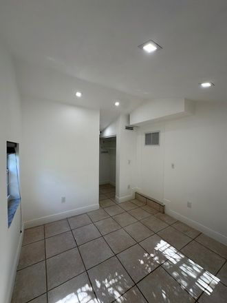 Living space (3) - Centralized single-person efficiency in Coconut Grove 3 minutes from Metrorail House