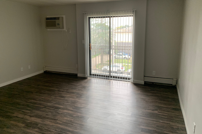 Living Room - 414 S Dubuque St Apartments