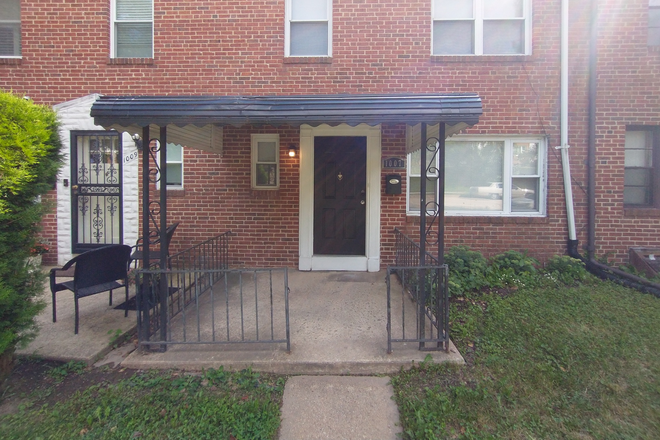 Front Exterior - Furnished Rooms Near Lake Walker Shuttle Stop Townhome