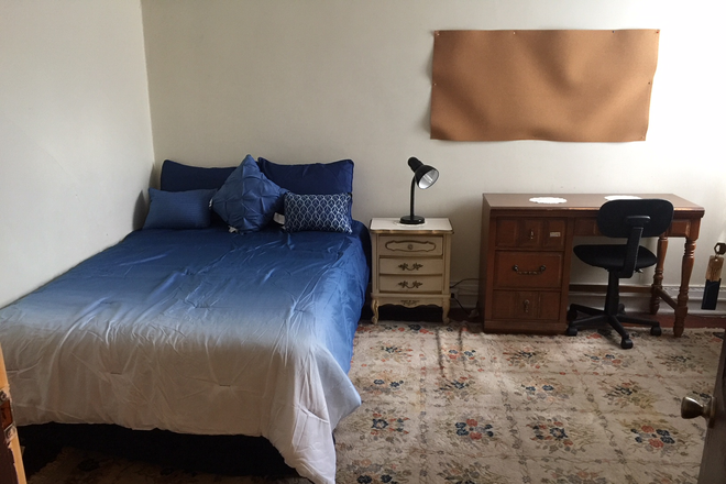 middle room - Fully Furnished Private Rooms in a Beautiful Historic Home - Walking Distance to Campus!