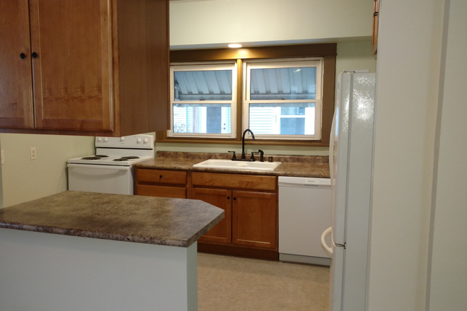 Kitchen - 4 Bedroom/2 bathroom house for rent, across from park, near bus line