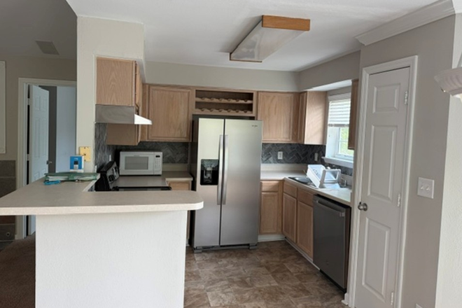 Kitchen - The Peninsula - Split It With a Roommate. Stay Under Your Housing Allowance. Live Minutes From MUSC. Condo