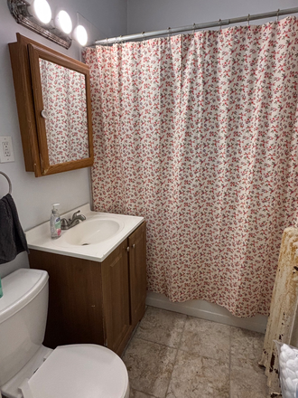 2nd bathroom - 1 bedroom in 3 bed apartment available!! :)