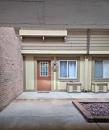Entrance - Large Bedroom in Wimbledon Condo, between East and Main campus