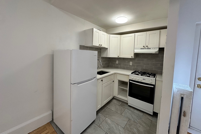 LIVING - BRIGHT AND UPDATED 1 BED WITH HEAT AND HOT WATER INCLUDED!