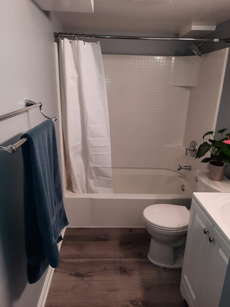 Full bath - $945 - Recent Reno, furnished, oversized suite w/private entrance, kitchenette House