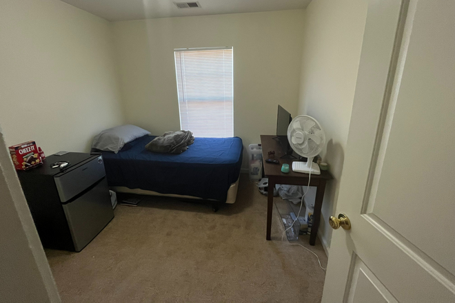 Bedroom with Desk - University Townhomes - ALL Utilities Included