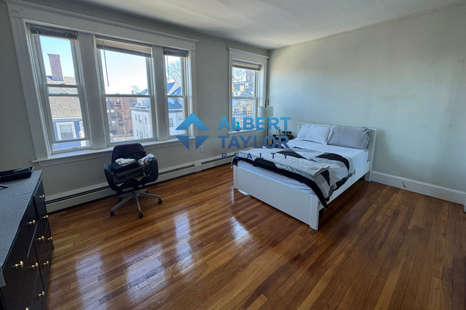 Bedroom #1 - 4 Bed 1 Bath off of Brighton Ave!!