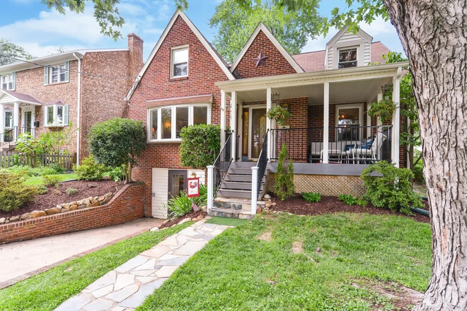 Front - 1+ Year or June 2026 Rental.  Beautiful 5 bd House in Arlington