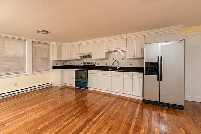 Spacious kitchen - 4Bed Split Wash/Dry in Unit Driveway Parking House