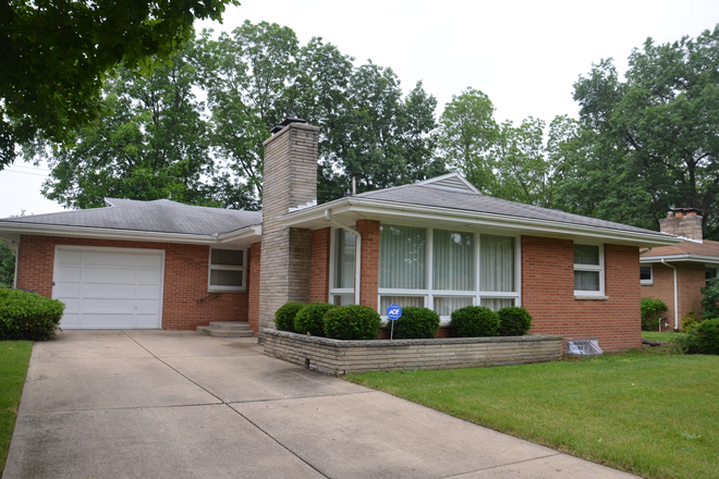 Front - Well maintain and spacious house near Notre Dame University