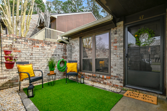 Front Patio - Shaftesbury Village, 7 miles from MUSC/ Roommate Rental or Rent Entire Unit