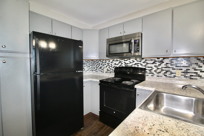 Kitchen - Hunters Ridge - 5 bedroom - 3 bath loft apartment for rent!