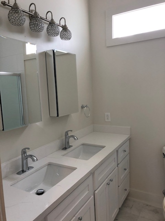 bath - Beautiful 1 bedroom in 4 bedroom home for students!! New renovation, available now