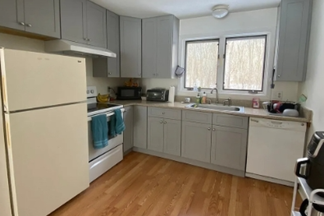 kitchen - 32 Salem Place Condo