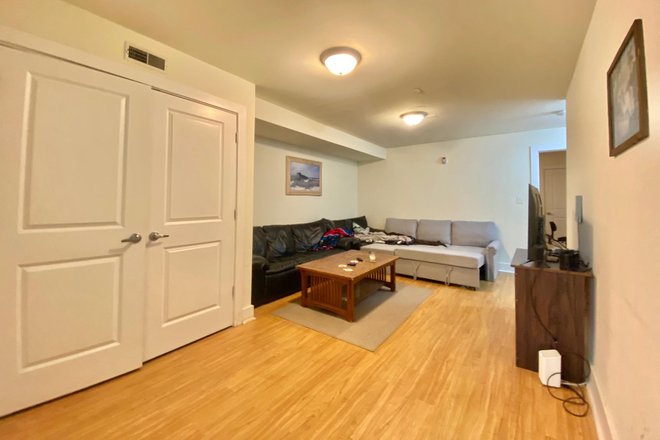 living room - 1620 W Jefferson St #1 Apartments