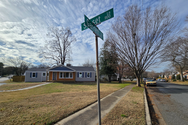 Parking for 3 More - Freshly remodeled house walking distance from Dogwood Dell