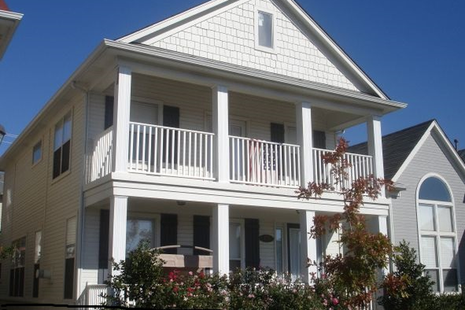 Front - Mud island house with full bathroom for every tenant