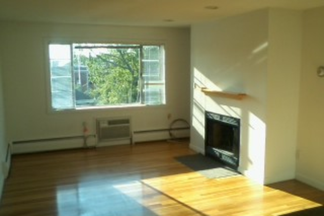 Hub Realty - Jamaica Plain, spacious one bedroom, heat included Apartments