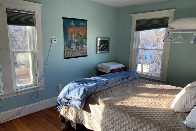 Bedroom w queen bed - Two bedroom plus bath and office in large home