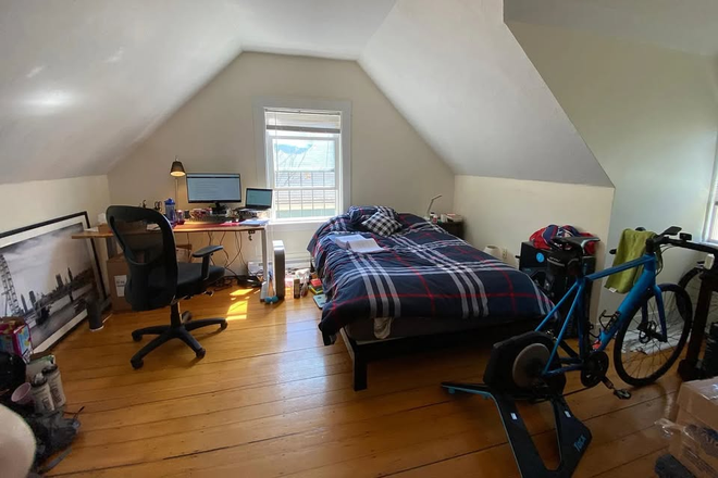 Bedroom - Private Rooms Available in a 5 Bed, 2.5 Bath unit