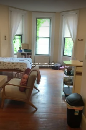 a - Beautiful large front facing studio in middle of Back Bay