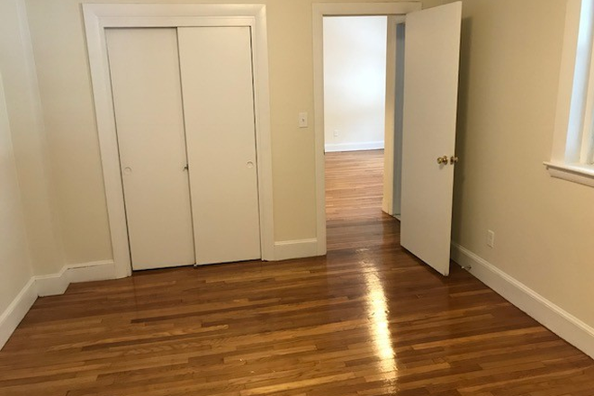 Hub Realty - Spacious 1 bedroom with deck, one block from the green line T Apartments
