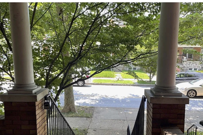 Front porch - Peaceful Rowhome in the heart of Hampden