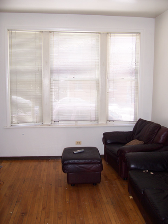 Living Room - RUSH & U of I STUDENT APARTMENTS MEDICAL DISTRICT STUDENT DISCOUNTS AVAILABLE Text Only