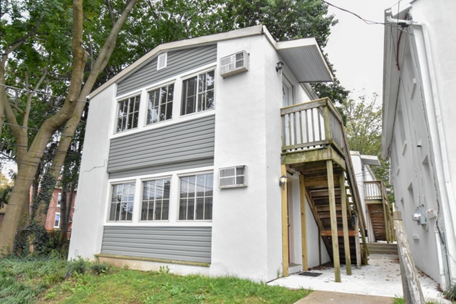 Exterior Photo - 403/405 S Walnut Street - 1 bedroom- 2 person apartment