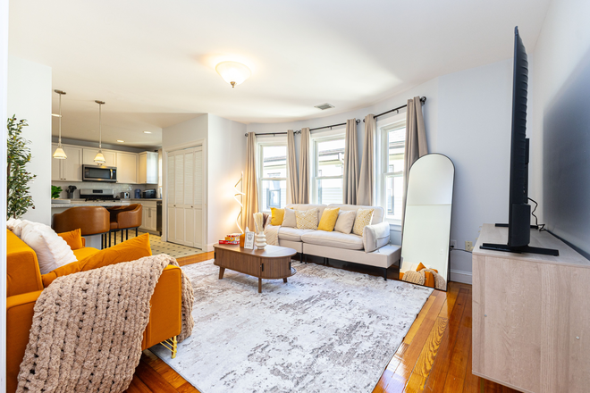 Living room - 4 Bed/1 Bath Apt Near Tufts | Fully Furnished, In-Unit Laundry, Central Heat/AC