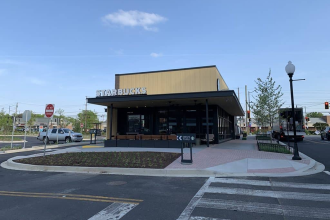 Drive-Thru Starbucks - Commuter Friendly 2 bedroom +Den Apartments