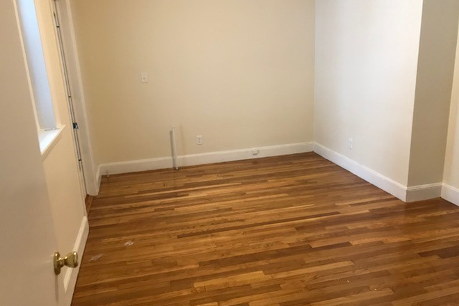Hub Realty - Spacious 1 bedroom with deck, one block from the green line T Apartments