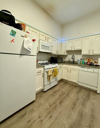 LIVING - GREAT PRICE! SPACIOUS 3 BED AVAIL. 9/1/25! Apartments