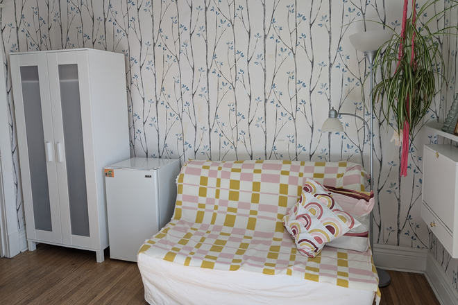 Bedroom Couch - Bright Furnished Room in Leslieville