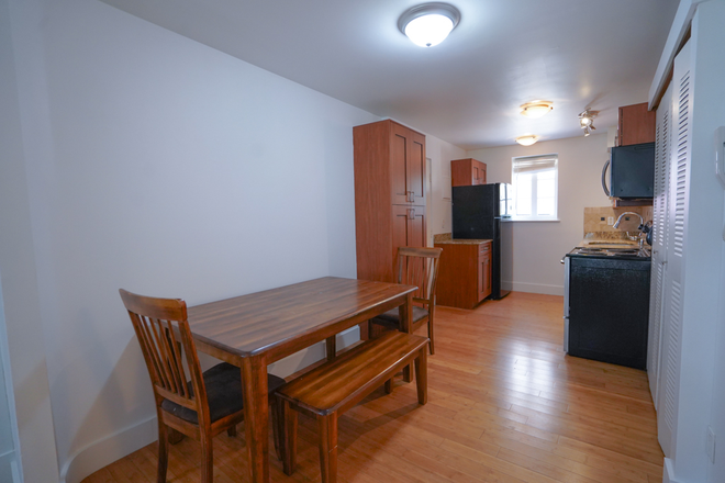 Kitchen - 613 Westgate #B