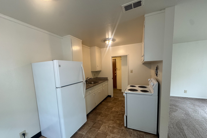 kitchen - Spacious, Top Floor Two bedroom apartment near UC Berkeley and Telegraph Ave