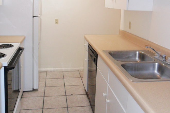Kitchen - Large 5 bedroom Home ONLY Blocks from Campus on Lee and Highland for August 2026!!