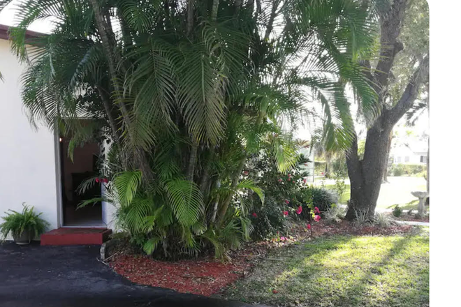 Entrance - Studio South Miami Apartments