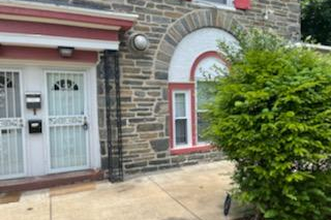 Entrance - Great 3 bedroom house one block from campus