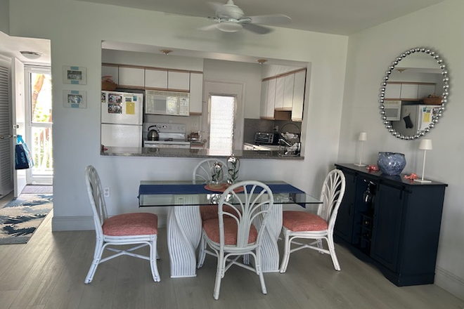 dining area - East Boca on AIA -Mins. from Beach -15mins to FAU -2bdrm/2bth Condo Fully furnished Excel Conditio