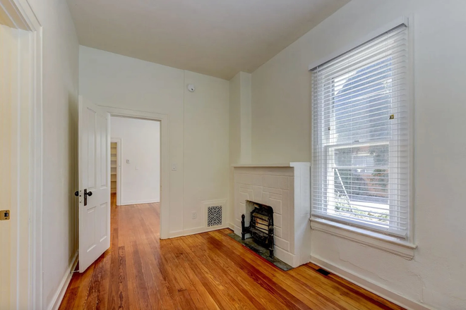 Bedroom - 2 bd/2 bath apt, 1 block off Pearl, walkable to campus, available now thru July