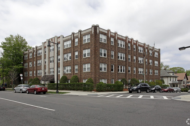 Hub Realty - Location next to campus, large one bedroom, heat included Apartments