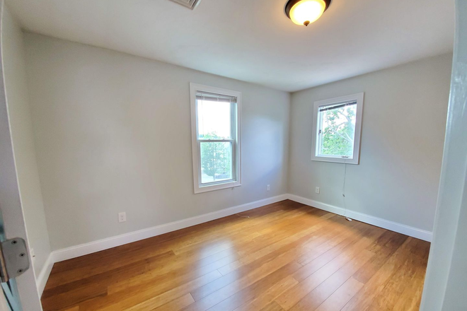 Bedroom - Private Room: 2nd floor With LARGE CLOSET & FREE In Unit Washer & Dryer Apartments