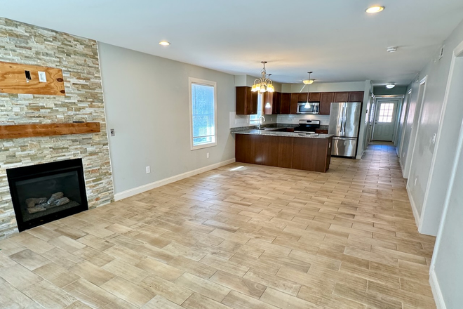 Living Area - 4 Bed 2 Bath Single Family! Great Grad Housing Off-Campus!!
