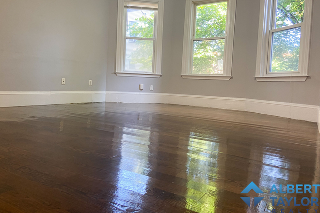 Living Room - 1st Floor 6 Bed 1 minute from Green Line!! Apartments