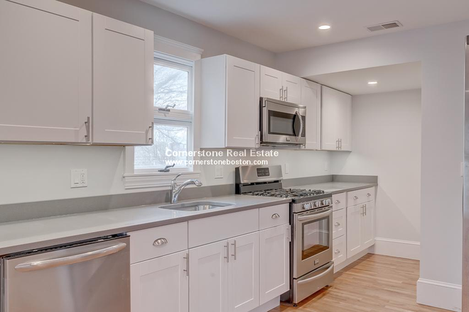 Kitchen - Renovated Kitchen, 5 bed on St Alphonsus, Close to Green / Orange Lines Apartments