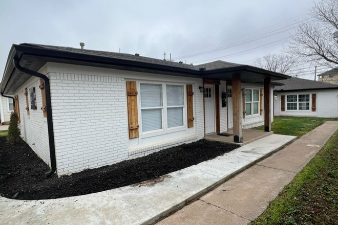 1 - 315 N. Duncan (2Bed-1Bath) Remodeled Duplex $1000 JUNE Duplex