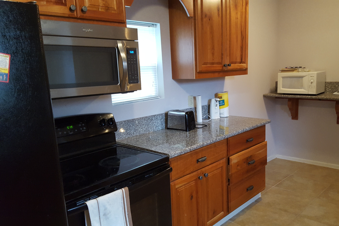 Shared Kitchen - 1 bedroom with shared bath in 4 room student house 3 miles from Dahlonega campus